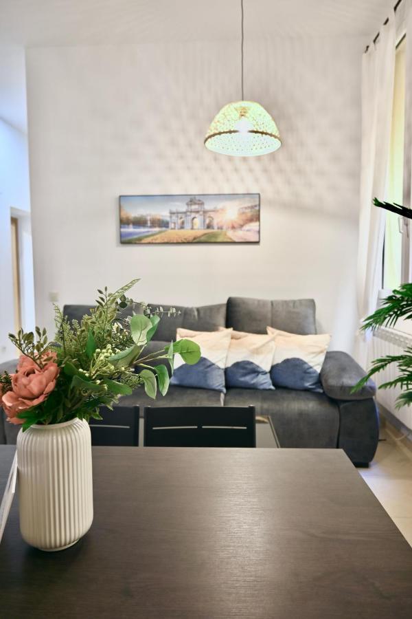 For You Rentals Centrico Apartamento Temporal En La Calle Infanta Inf1A Madrid Luaran gambar